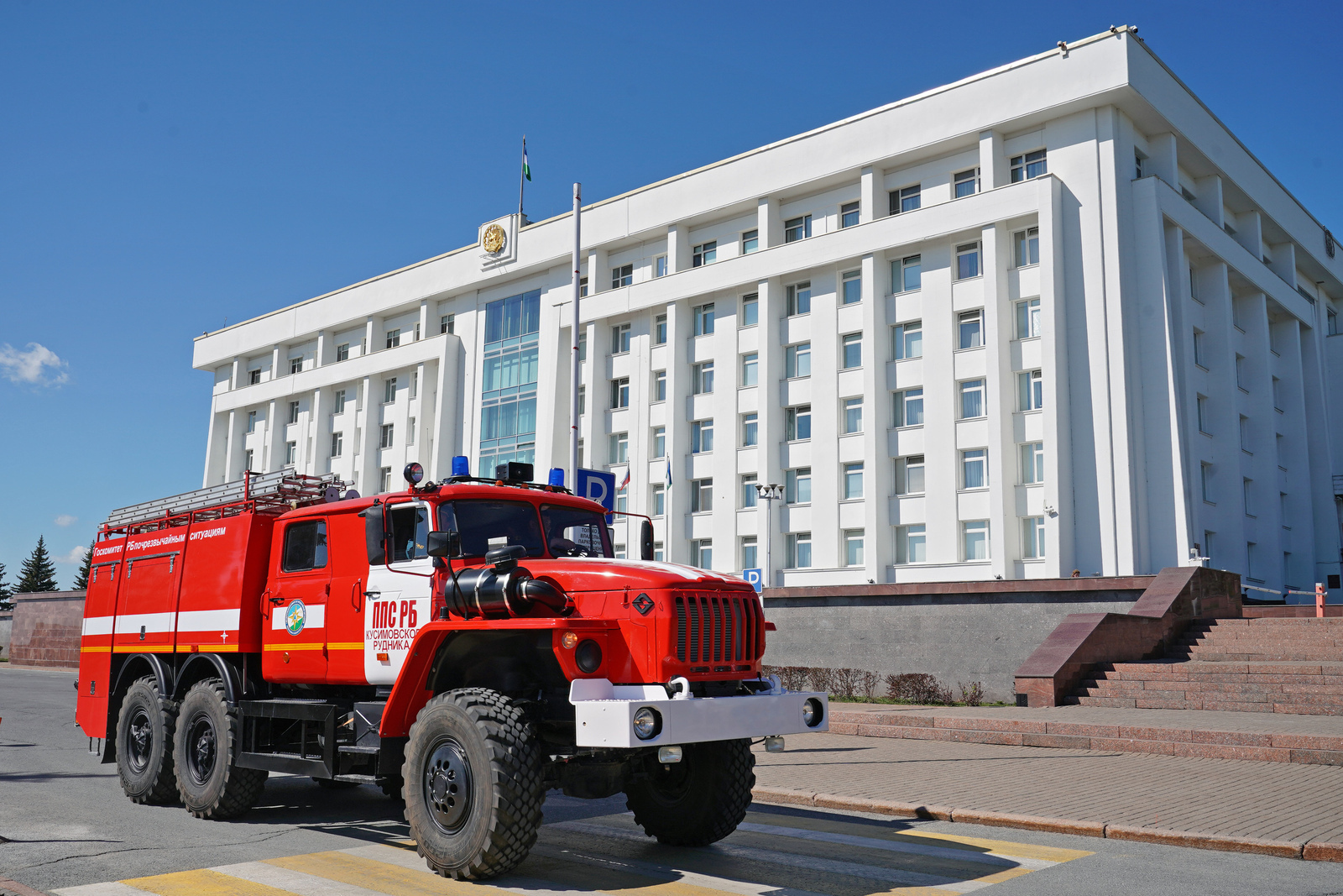 Радий Хабиров пожелал пожарным «сухих рукавов»