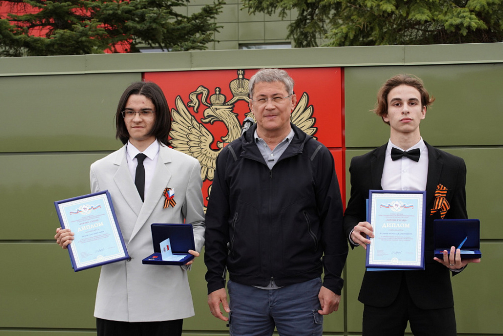 Радий Хабиров наградил школьников из Туймазов нагрудными знаками «Горячее сердце»