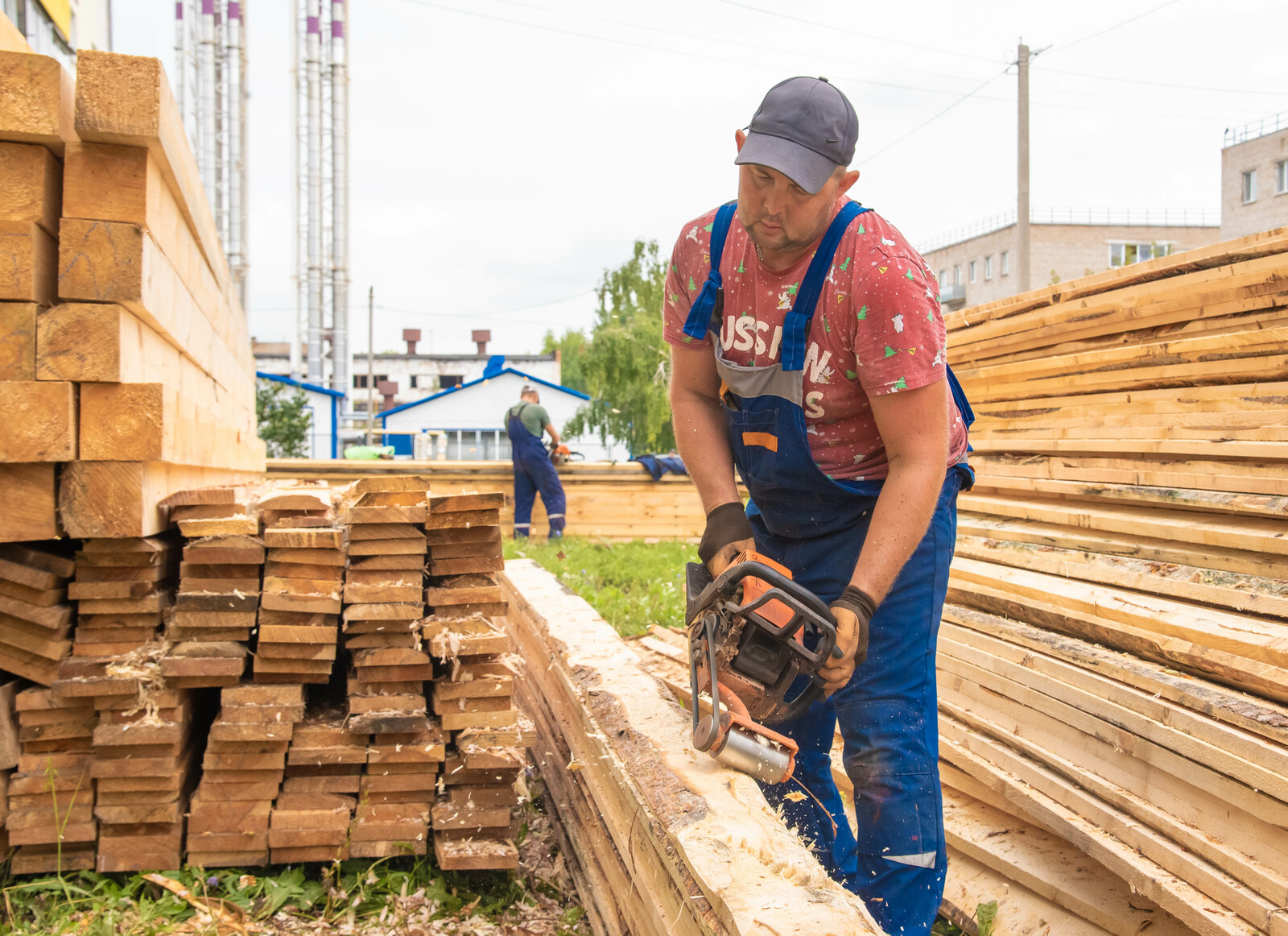 В Туймазах в многоэтажке ремонтируют кровлю