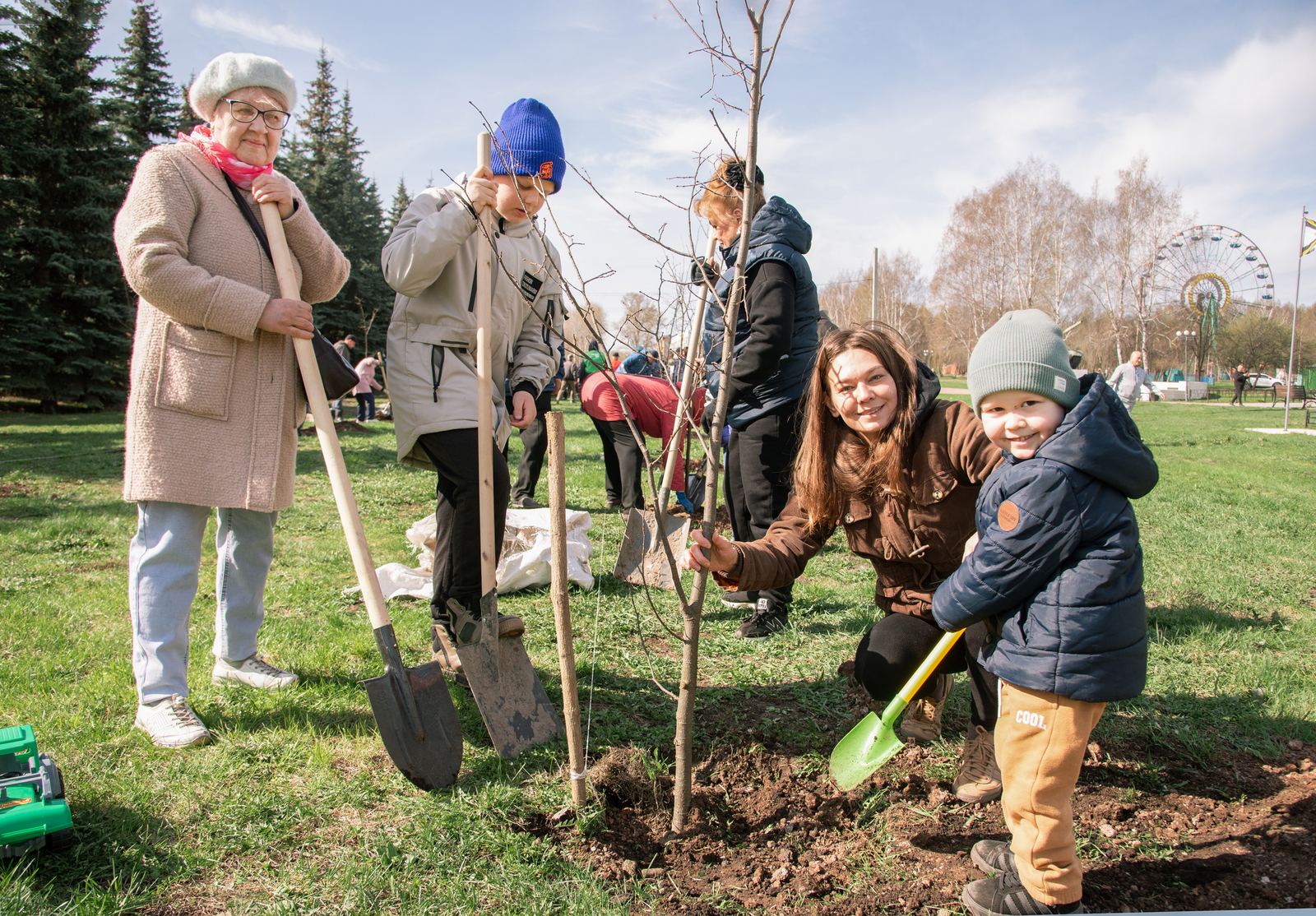 Жители Башкирии посадили 54 новые аллеи
