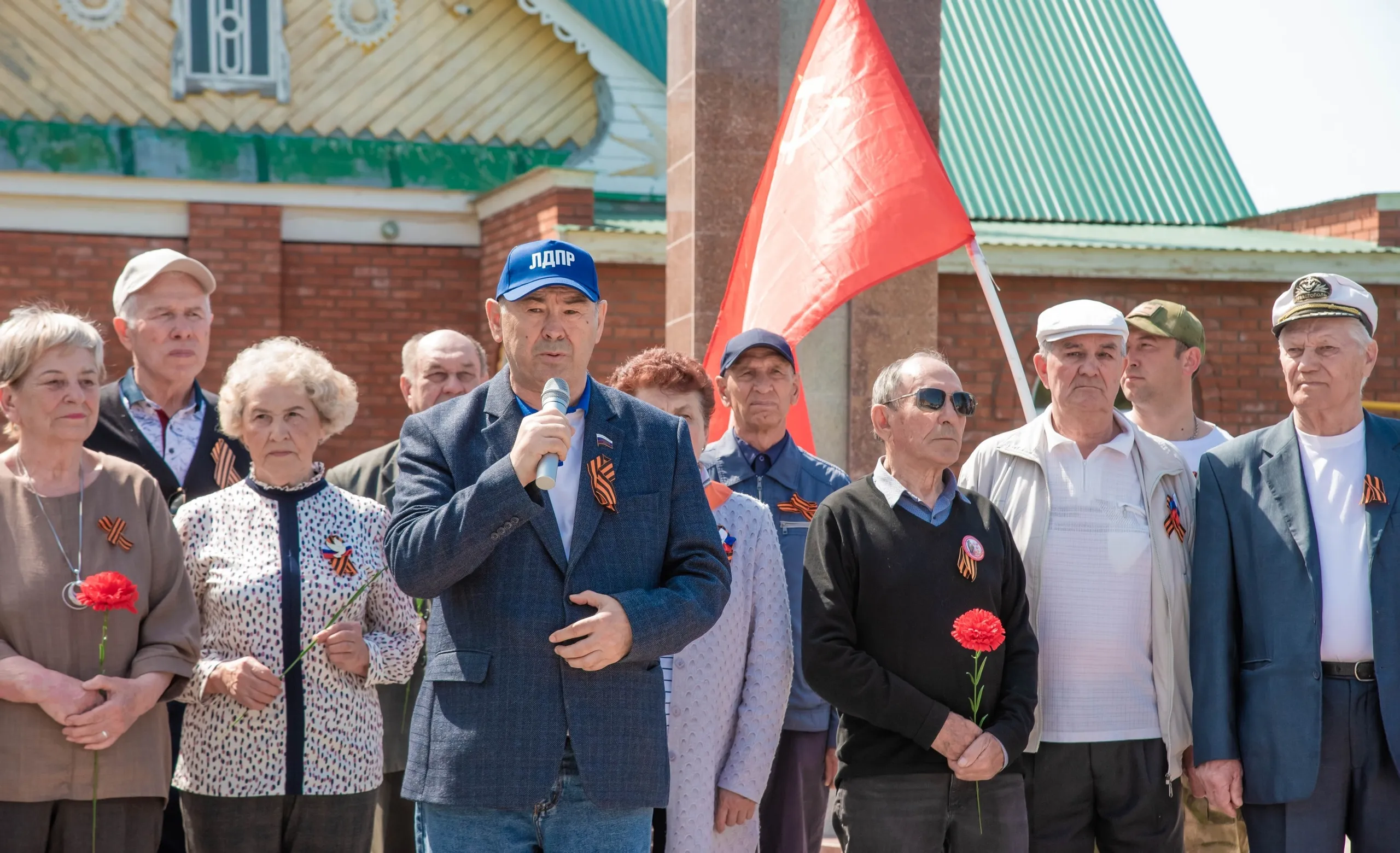 В Туймазах члены Совета ветеранов совершили автопробег по мемориалам ВОВ