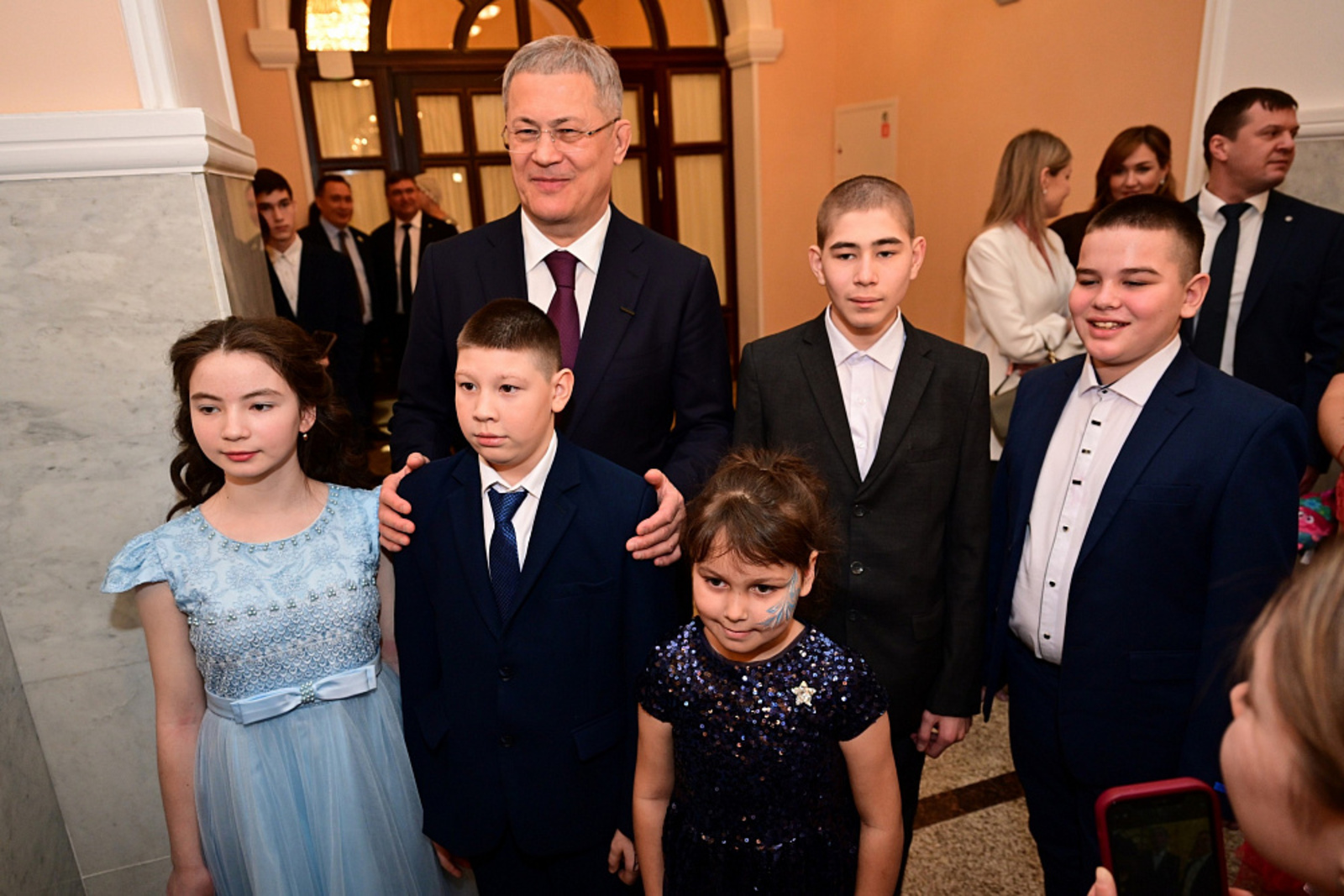 На «Аксаковской елке» Радий Хабиров поздравил особенных детей с Новым годом