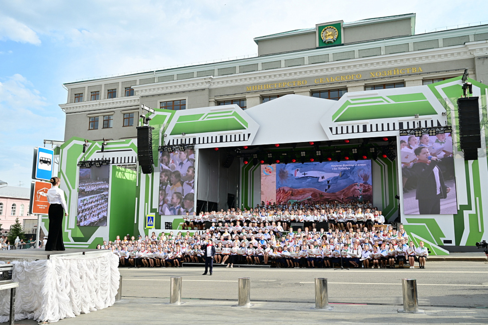 В Уфе ярмарка «Китап-байрам» завершилась выступлением юных вокалистов