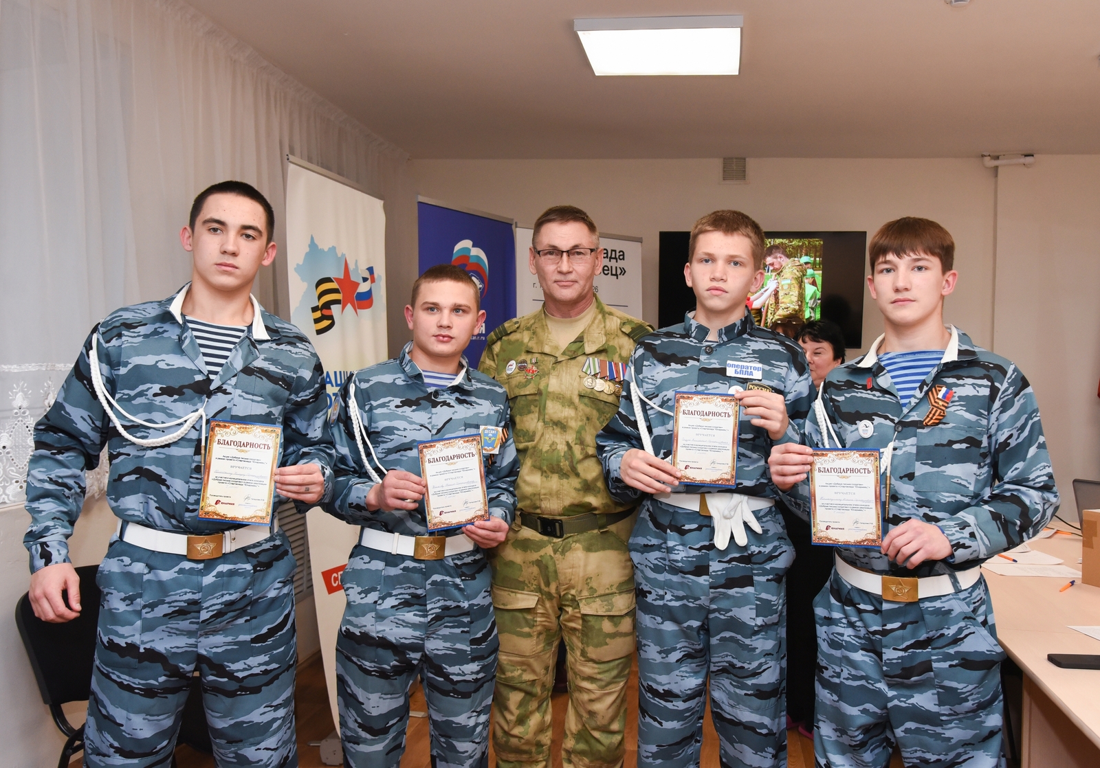 В Туймазах школьники написали письма бойцам СВО