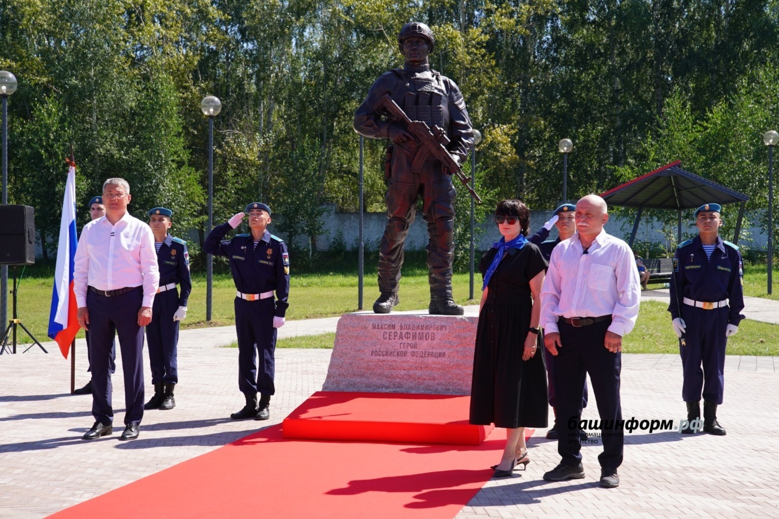 Глава Башкирии открыл памятник Герою России Максиму Серафимову