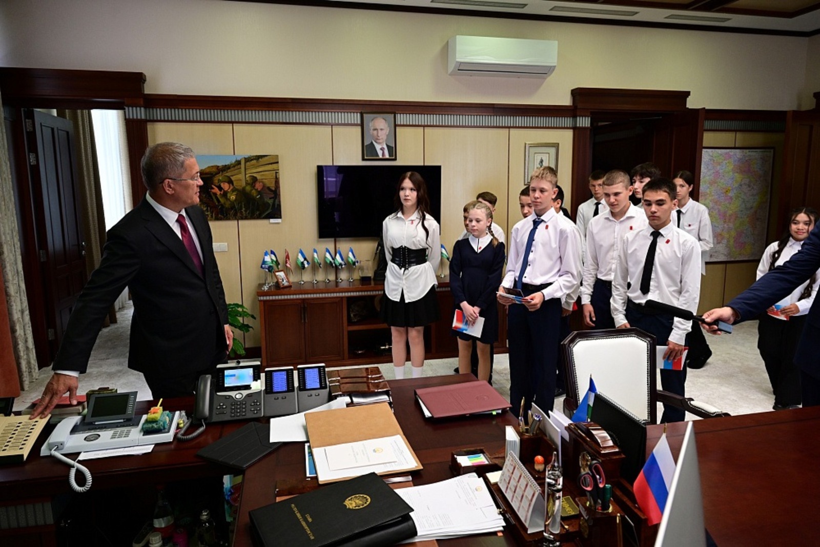 В День России Радий Хабиров вручил паспорта школьникам Башкирии