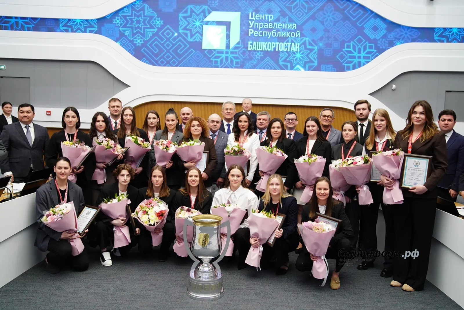 Глава Башкирии поздравил женскую хоккейную команду «Агидель» с победой