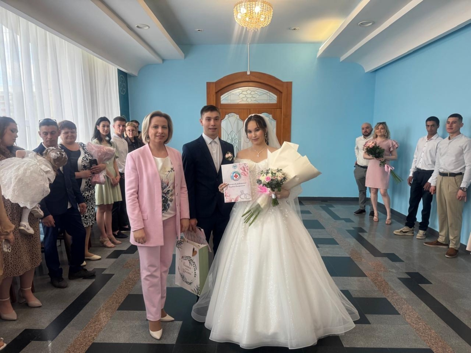 В Башкирии молодым семьям начали вручать сертификаты молодоженов