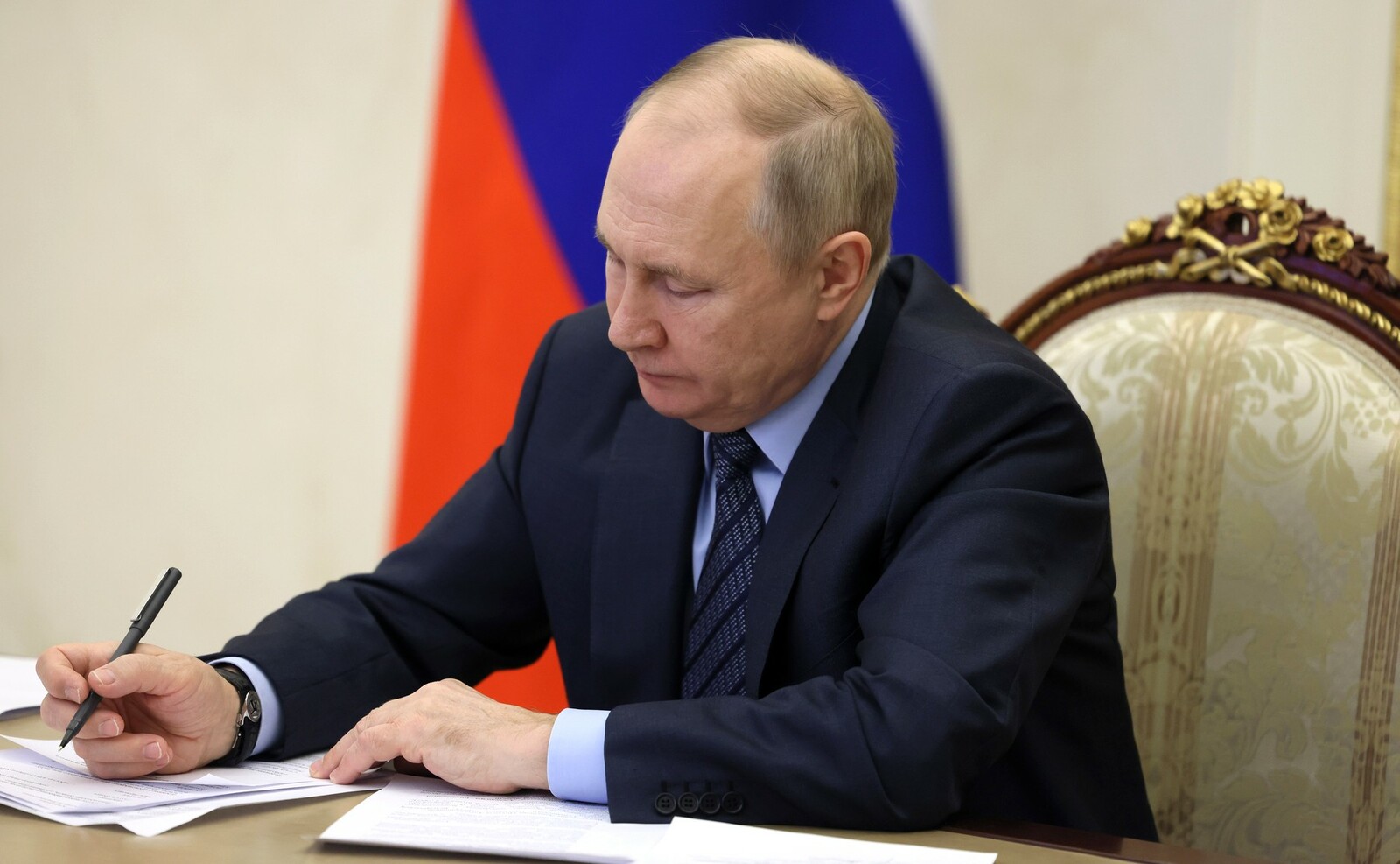 Владимир Путин подписал закон о борьбе с фальсификацией меда