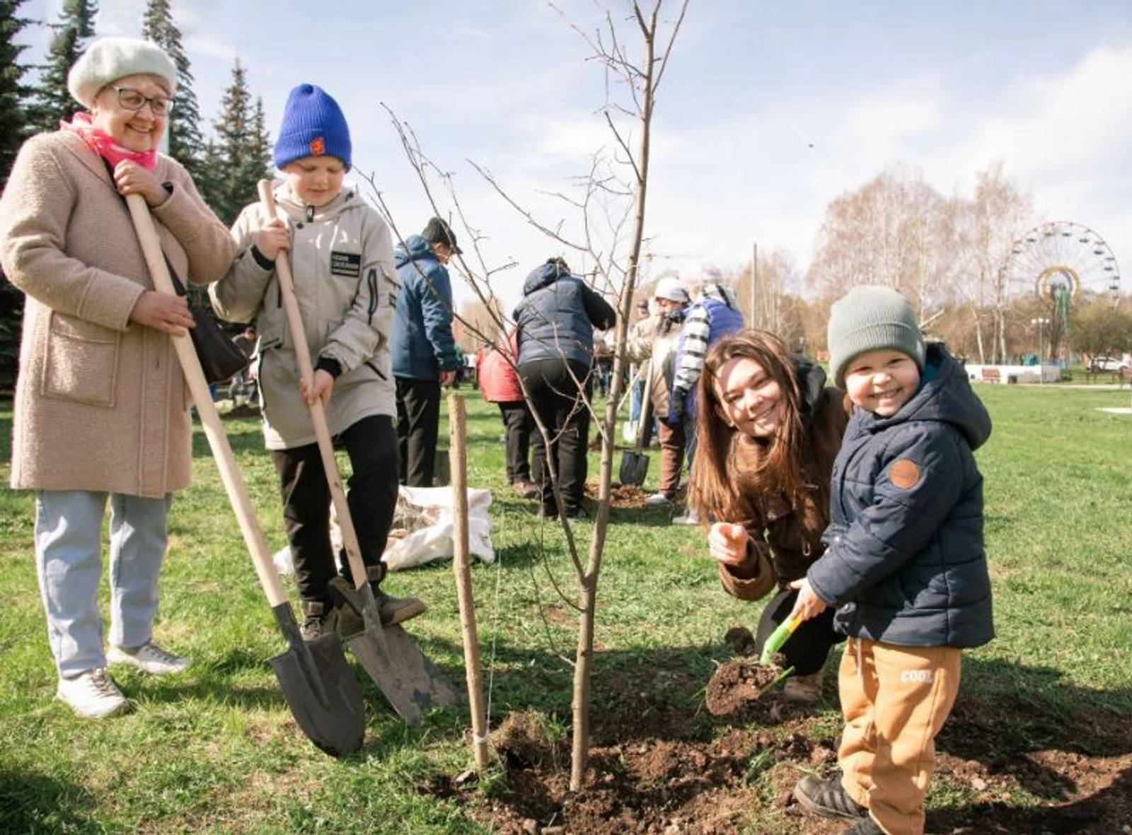 В Туймазах посадили аллею в честь ликвидаторов техногенных катастроф