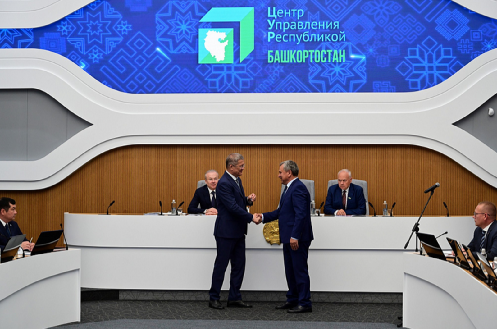 Радий Хабиров вручил Хайдару Валееву юбилейную медаль