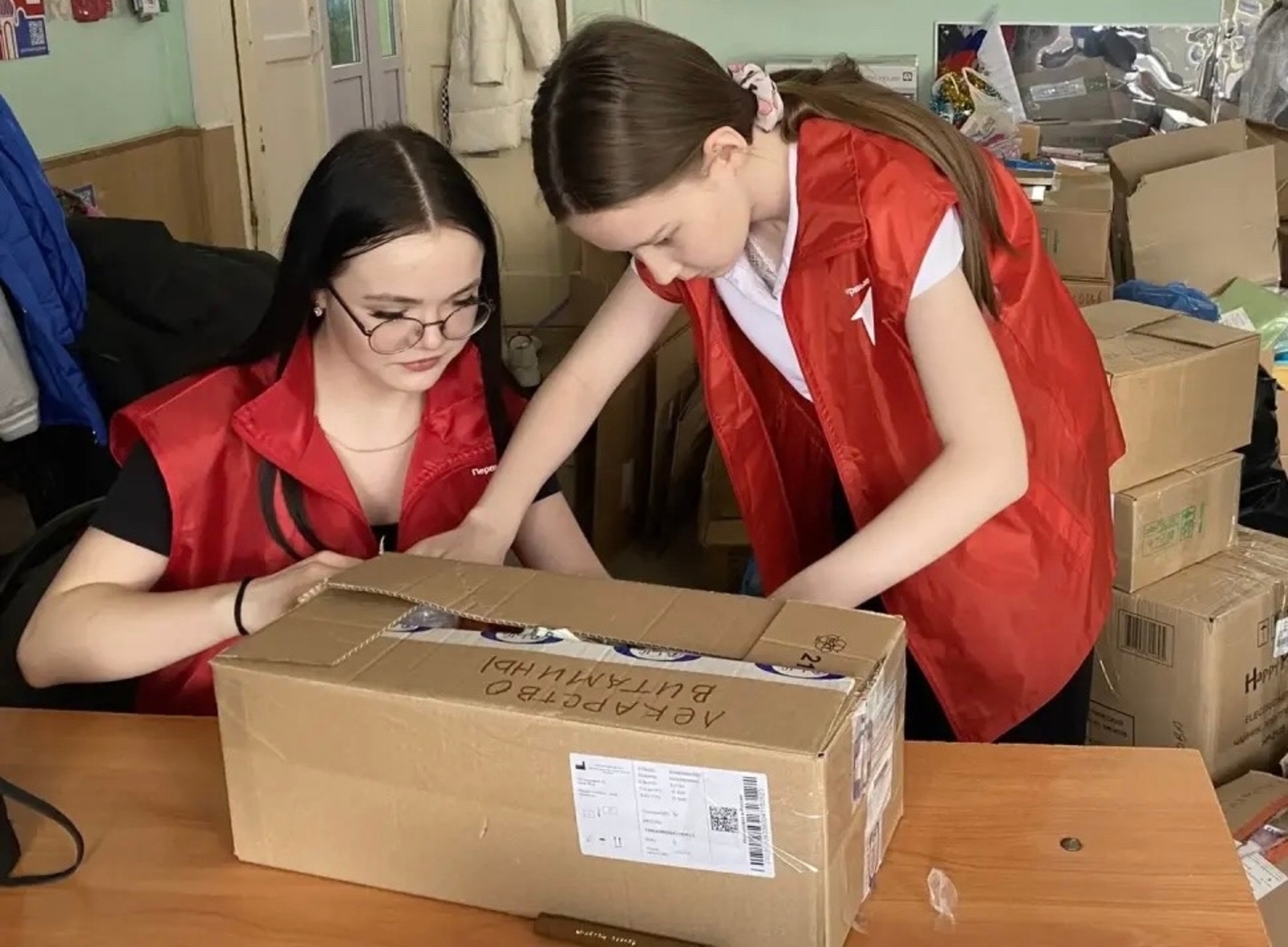 Школьники из Туймазов передали на СВО около 30 коробок с гумпомощью