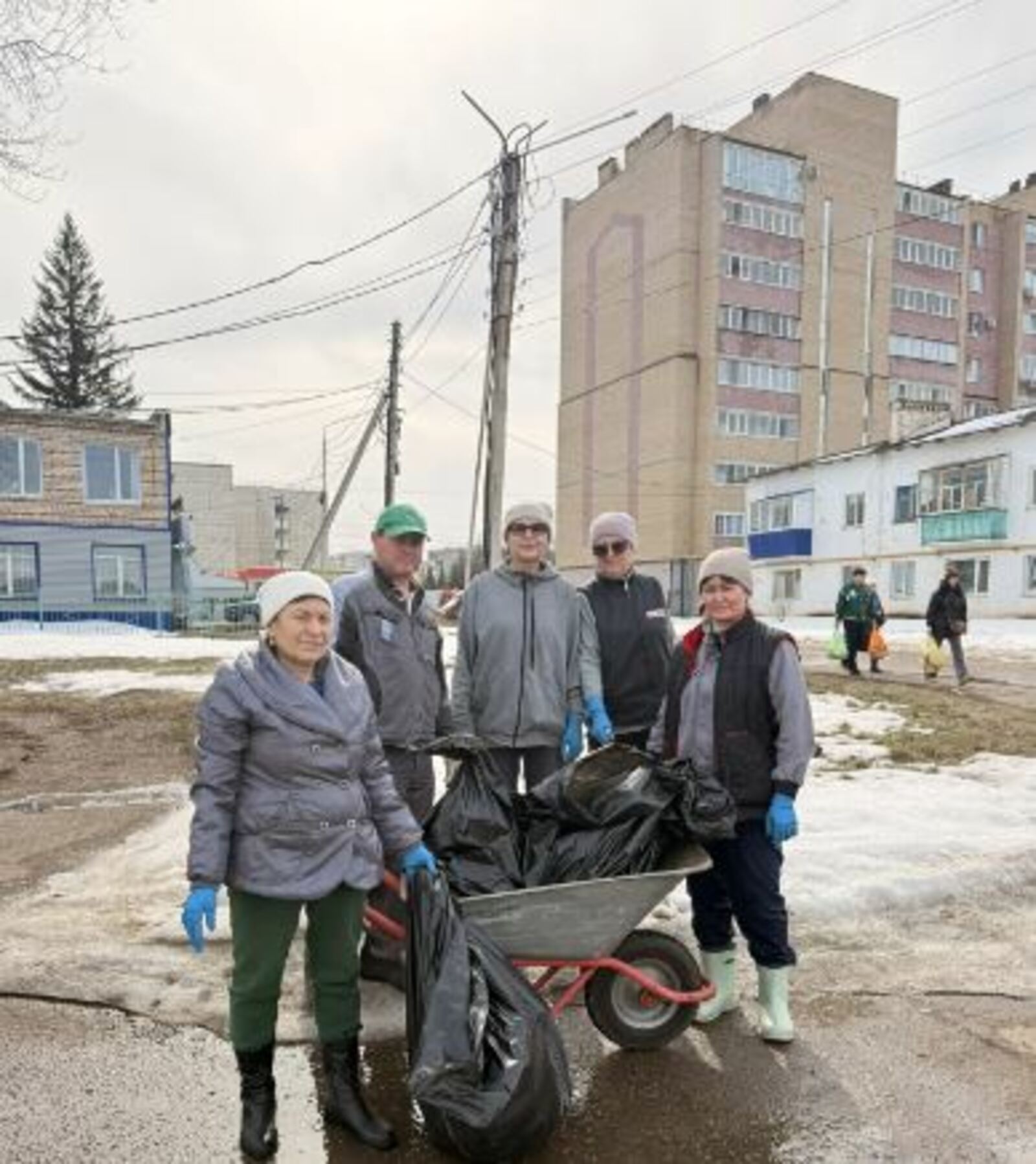 В Туймазах на субботники вышли более 2000 человек