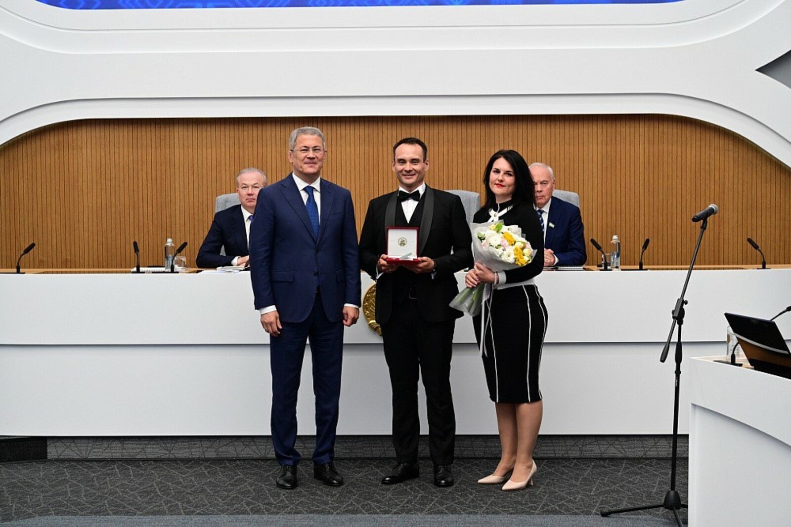 Радий Хабиров вручил награды театральным деятелям Башкортостана