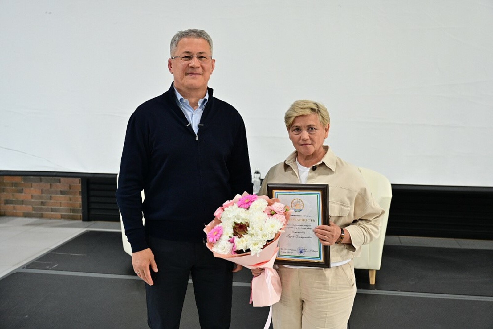 Радий Хабиров вручил награду педагогу из Туймазинского района