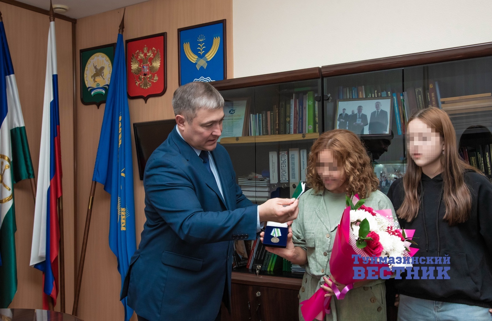 В Туймазах глава района передал супруге бойца СВО медаль имени Шаймуратова