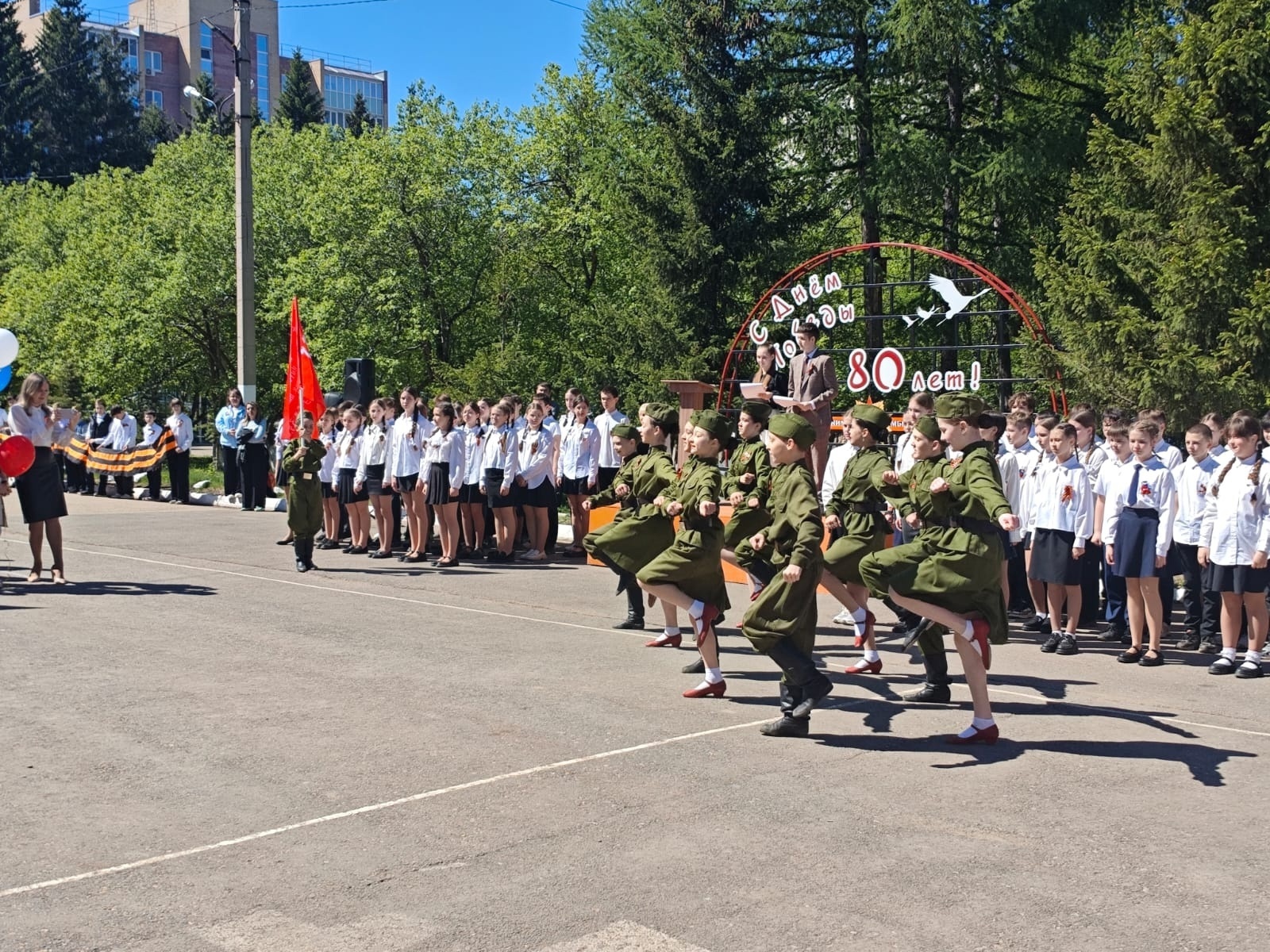 В Туймазах в школе организовали шествие «Бессмертного полка»