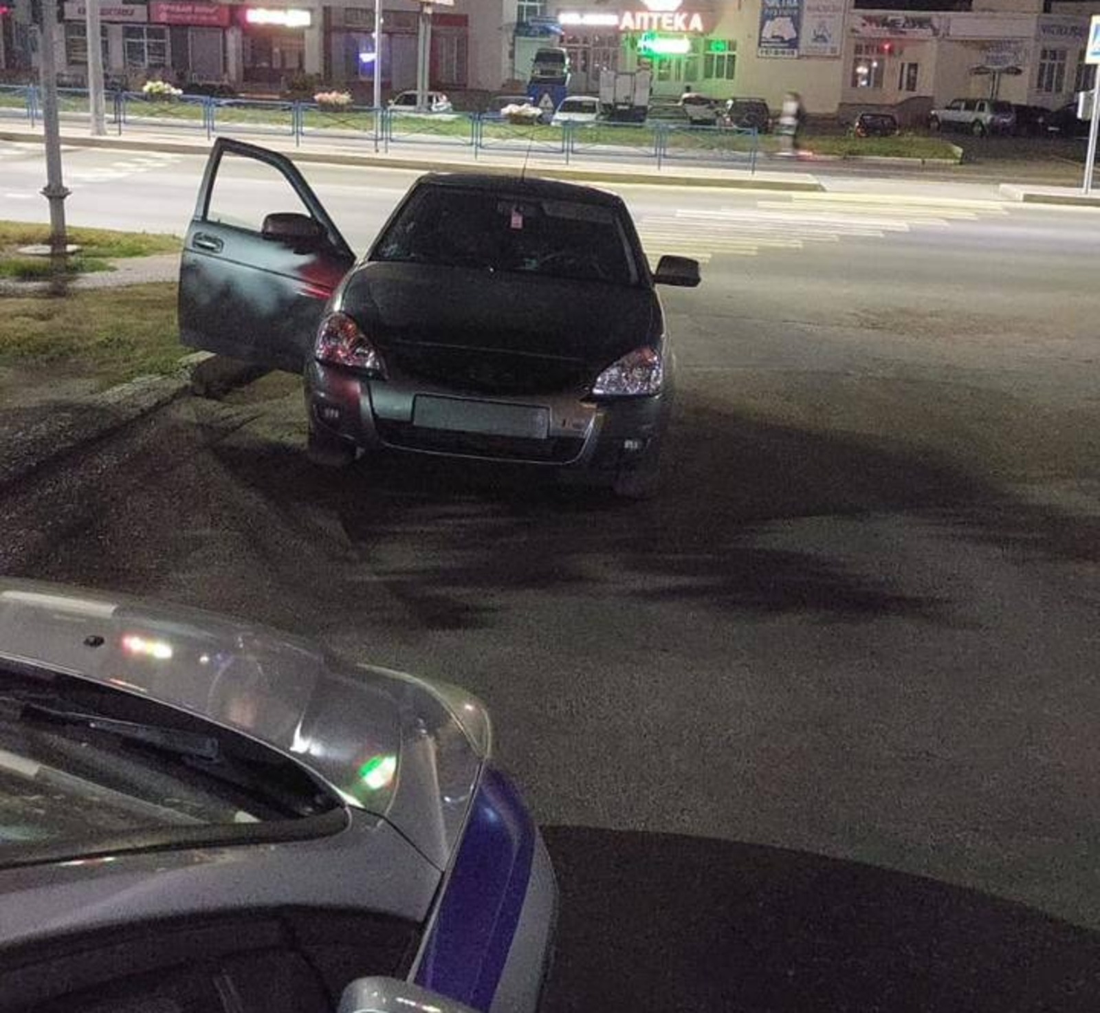 В Башкирии пьяный водитель катал пассажиров на капоте чужого авто