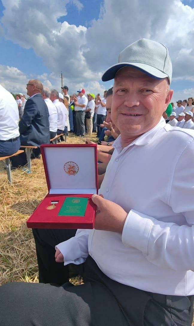 Радий Хабиров вручил государственную награду агроному из Туймазинского района