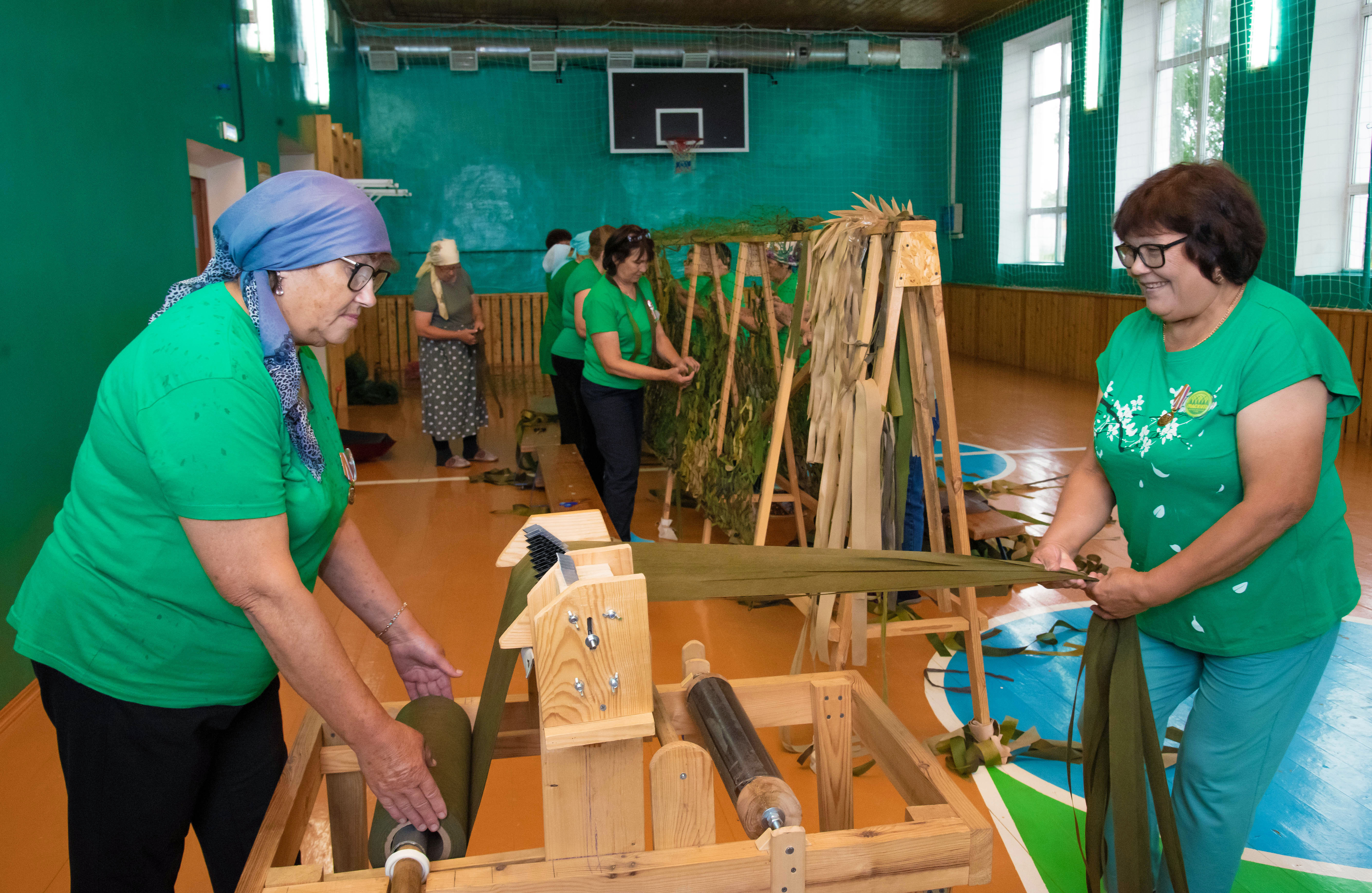 В Башкири волонтеры изготовили 636 маскировочных сетей