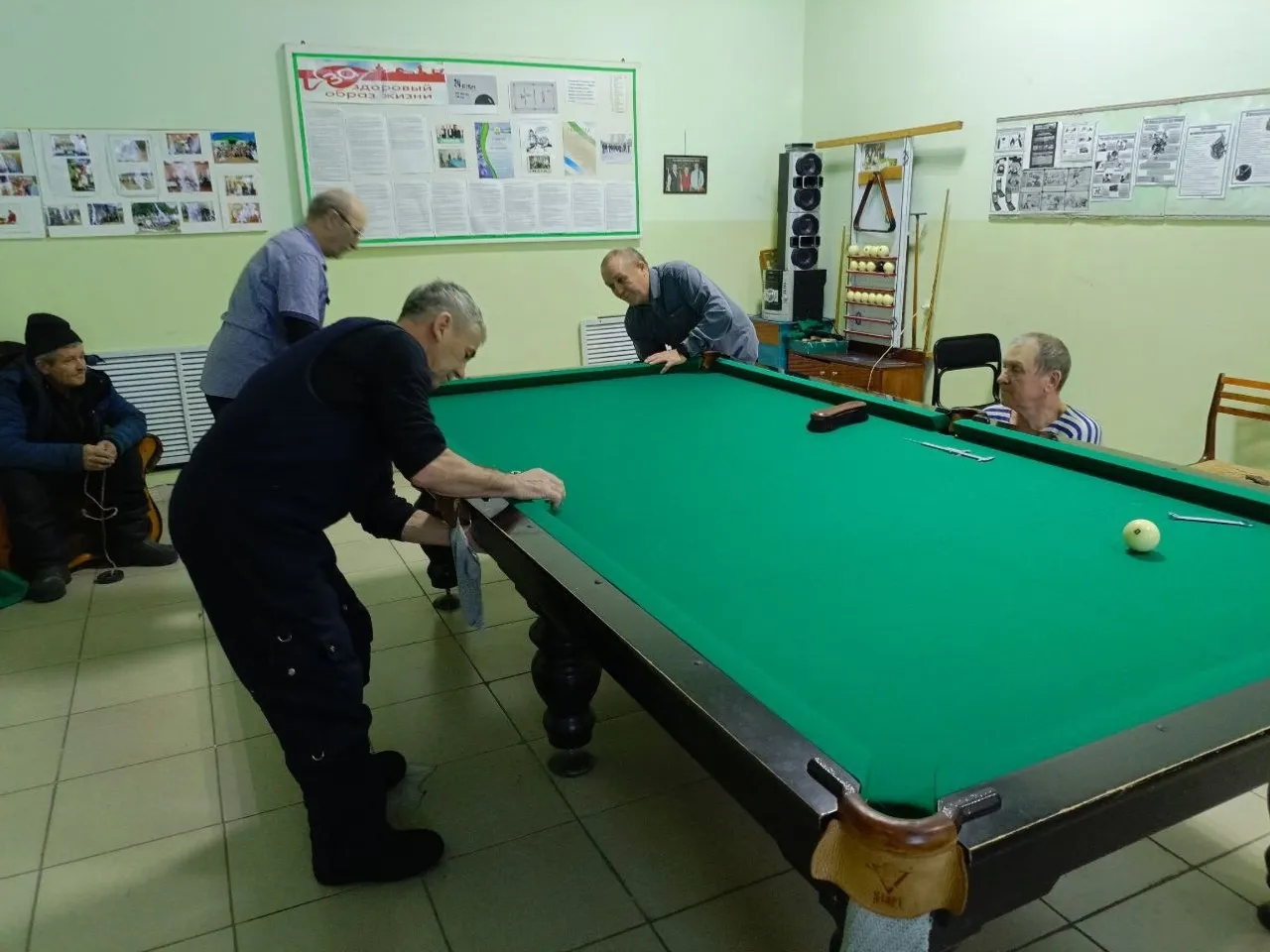 В Туймазинском районе сельчане отреставрировали бильярдный стол