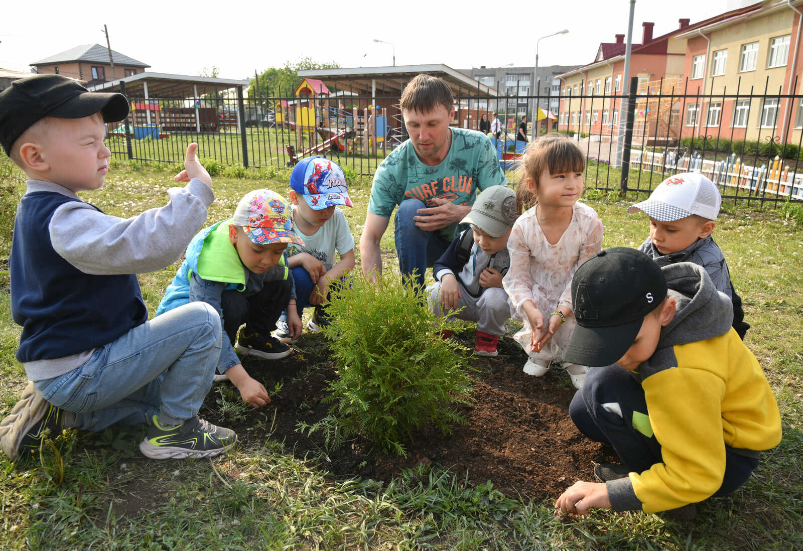 В Туймазах в детском саду посадили деревья на аллее выпускников