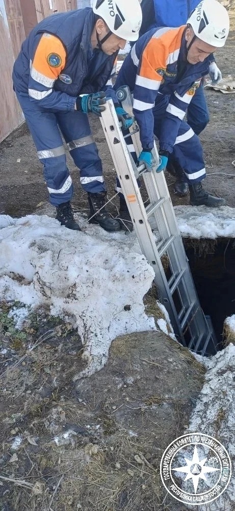 В Туймазах спасатели достали мальчика из трехметровой ямы