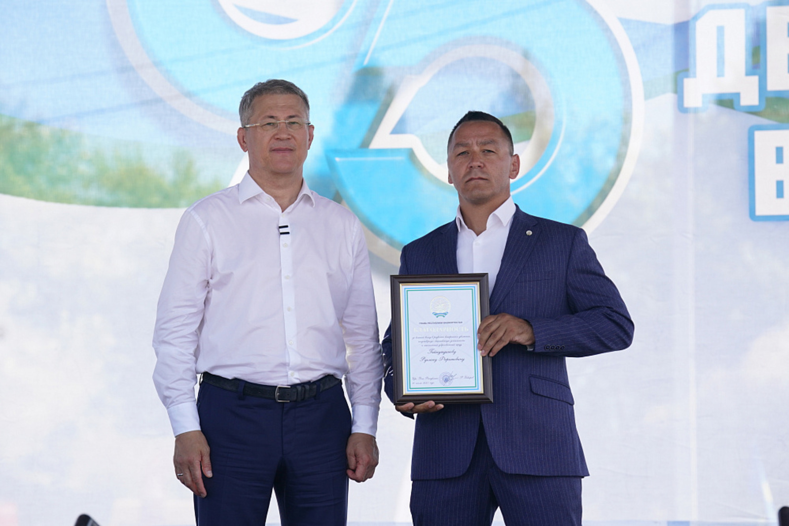 Радий Хабиров вручил награду десантнику из Туймазов