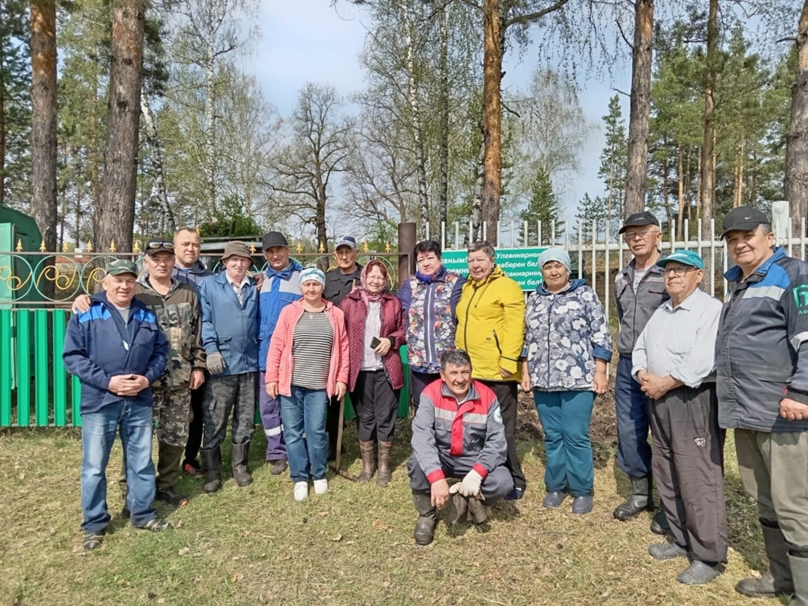 В Туймазинском районе жители наводят порядок на кладбищах