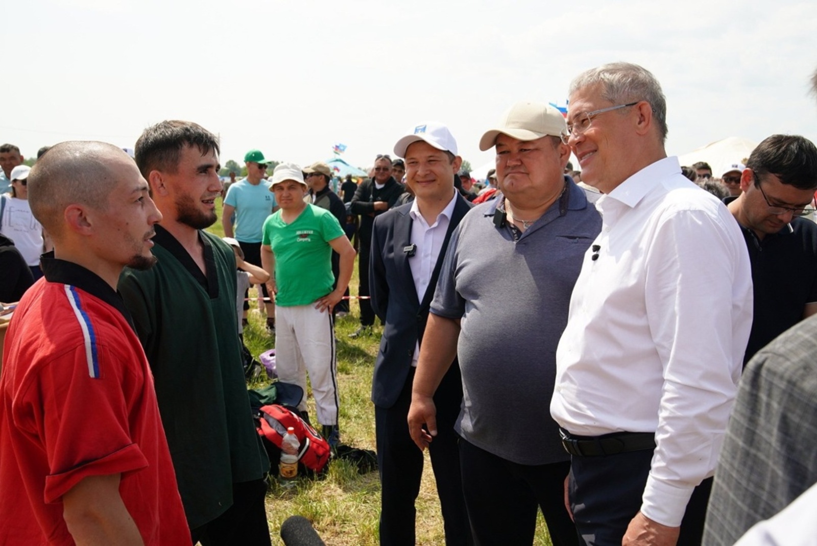 Радий Хабиров передал ордена генерала Шаймуратова семьям погибших участников СВО