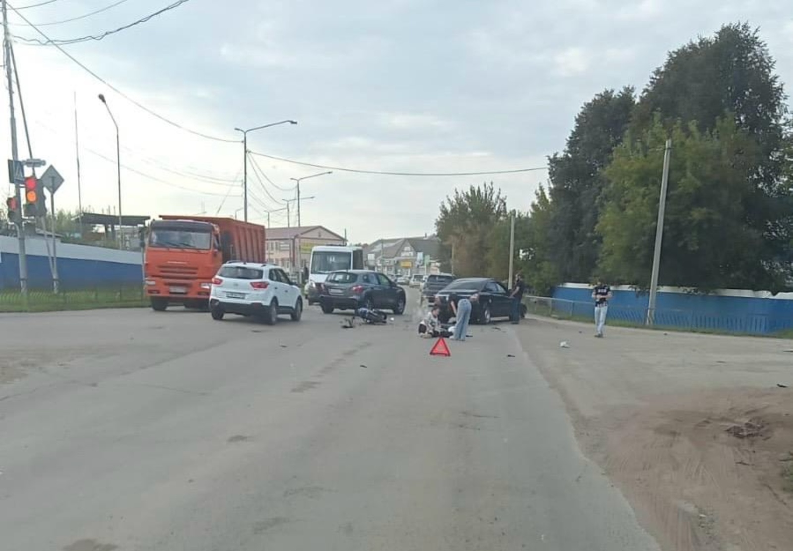 В Туймазах на перекрестке столкнулись автомобиль и мопед