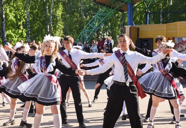 В Туймазах стали известны победители фестиваля выпускных вальсов