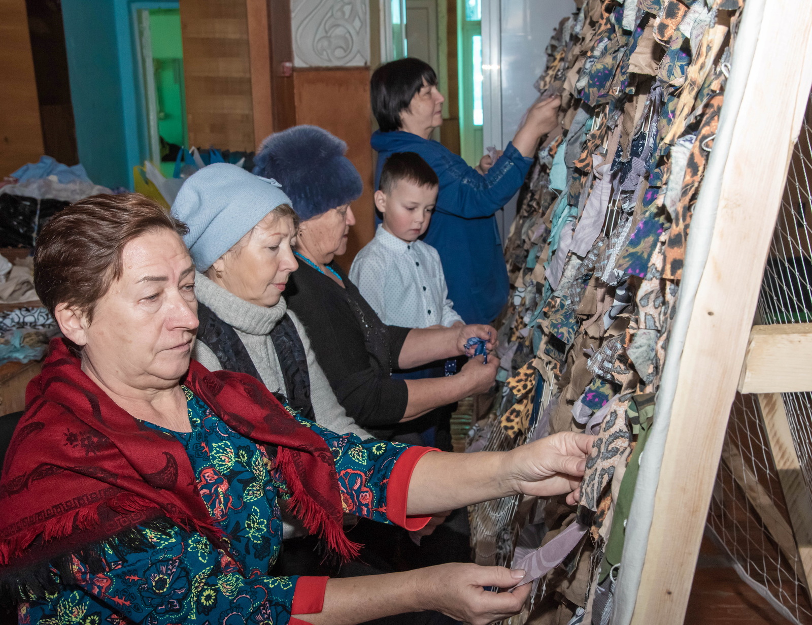 В Туймазах женщины-добровольцы плетут маскировочные сети