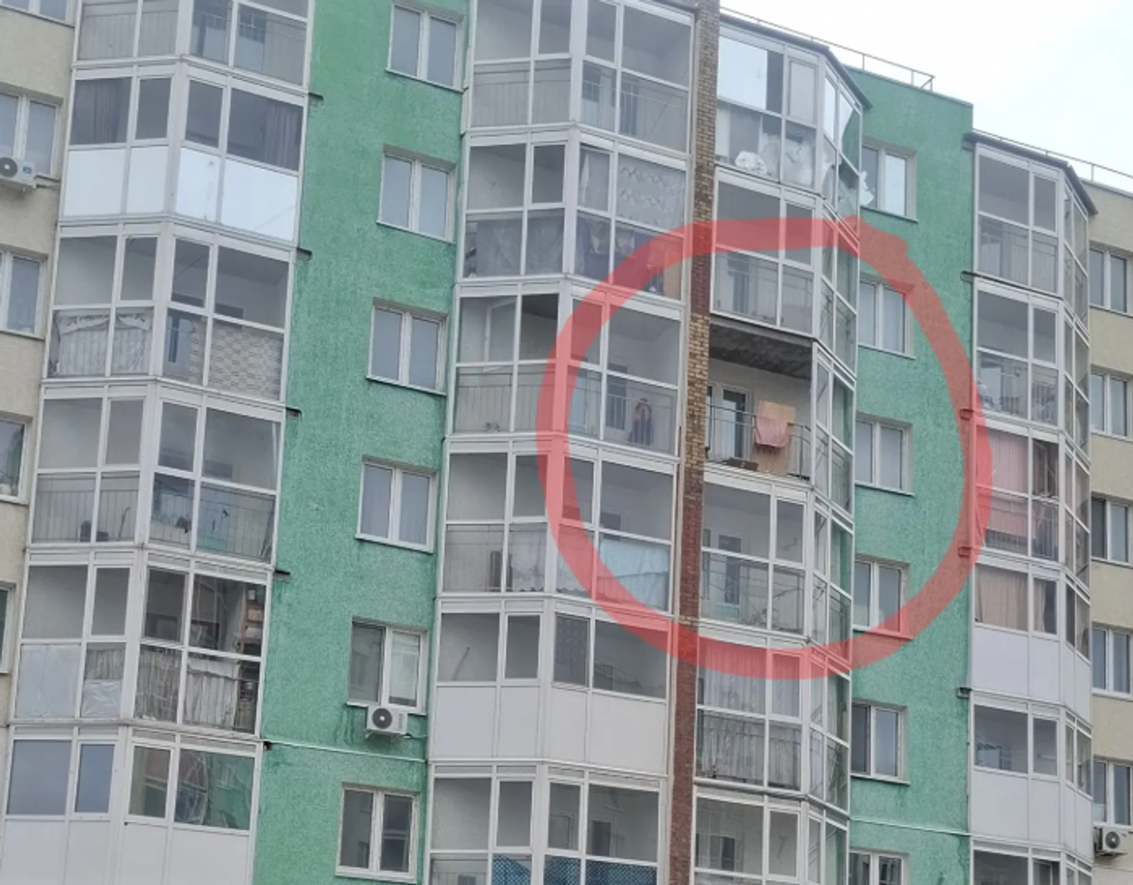 В Туймазах ветром снесло балкон