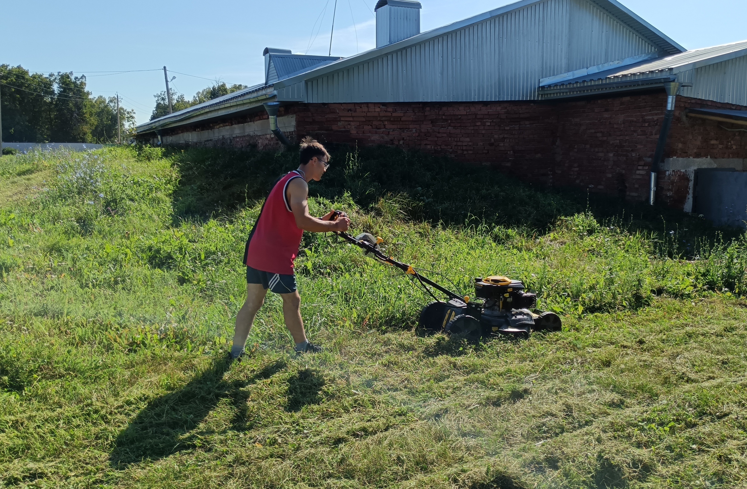Детский дом-интернат Башкирии получил в подарок газонокосилку