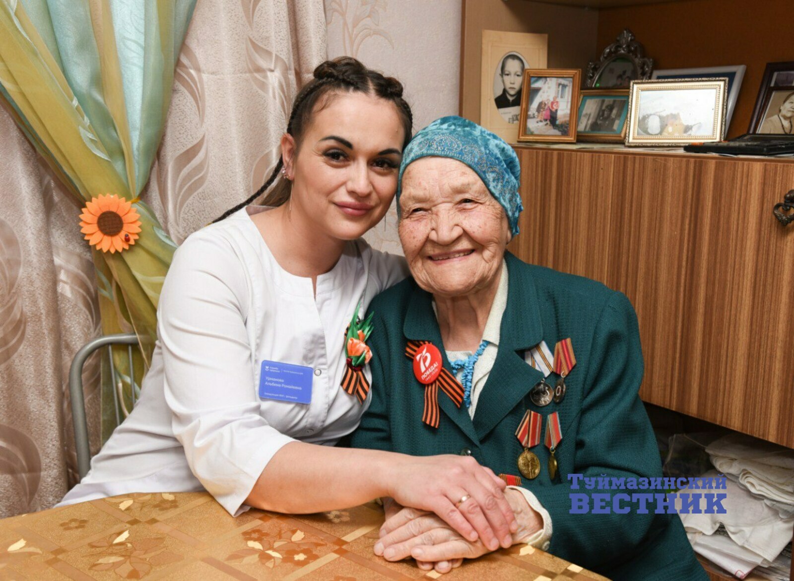 В Туймазах старожил поблагодарила врача и фельдшера за заботу