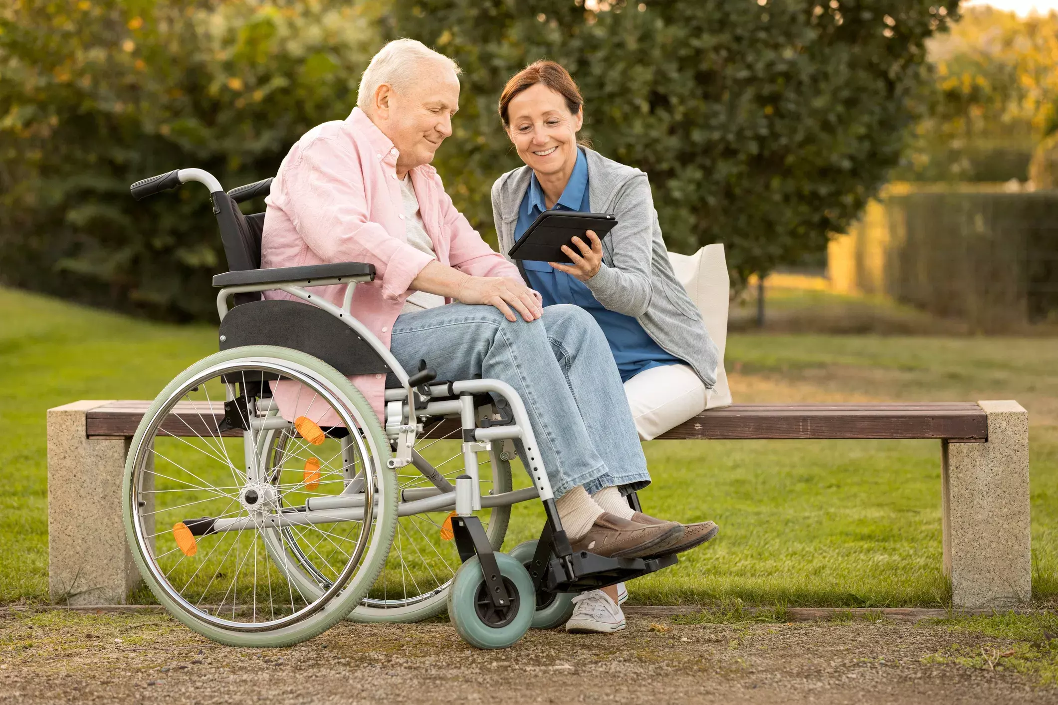 Пенсионер 1 категории. Люди с ограниченными возможностями. Пожилые и инвалиды. Пенсионеры инвалидная коляска. Коляска для пенсионеров.