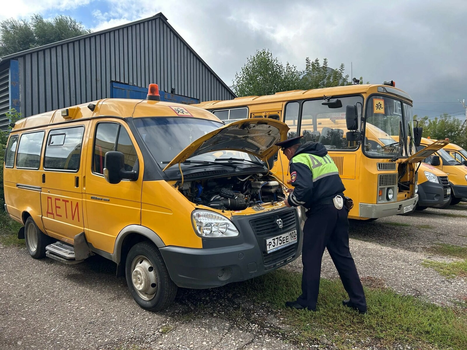 В Башкирии сотрудники ГАИ проверили 35 школьных автобусов