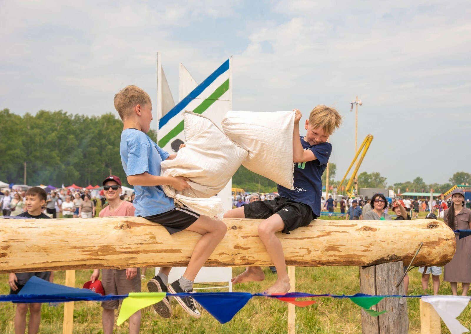 В Туймазах на Сабантуе бегали на ходулях и бились мешками